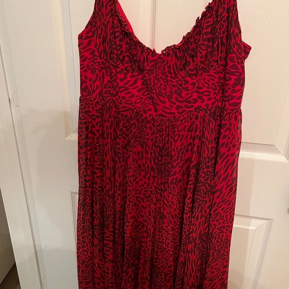 Fame and Partners Gathered Cup Gown - Picture 2 of 3